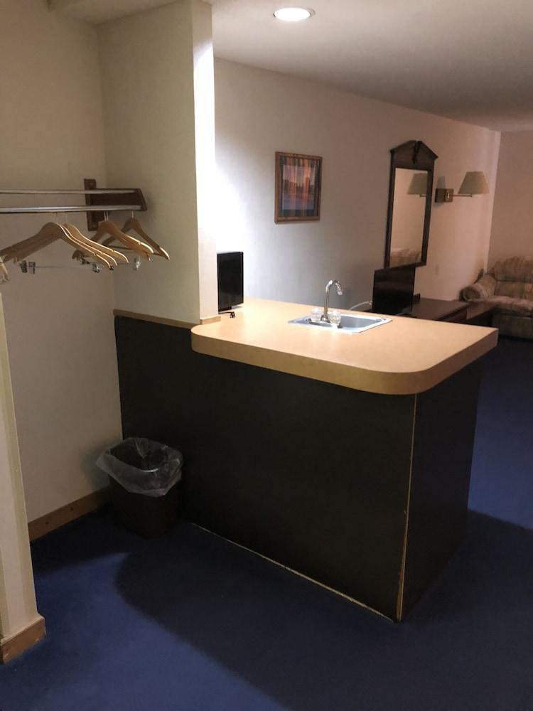 Denison Inn & Suites photo 24