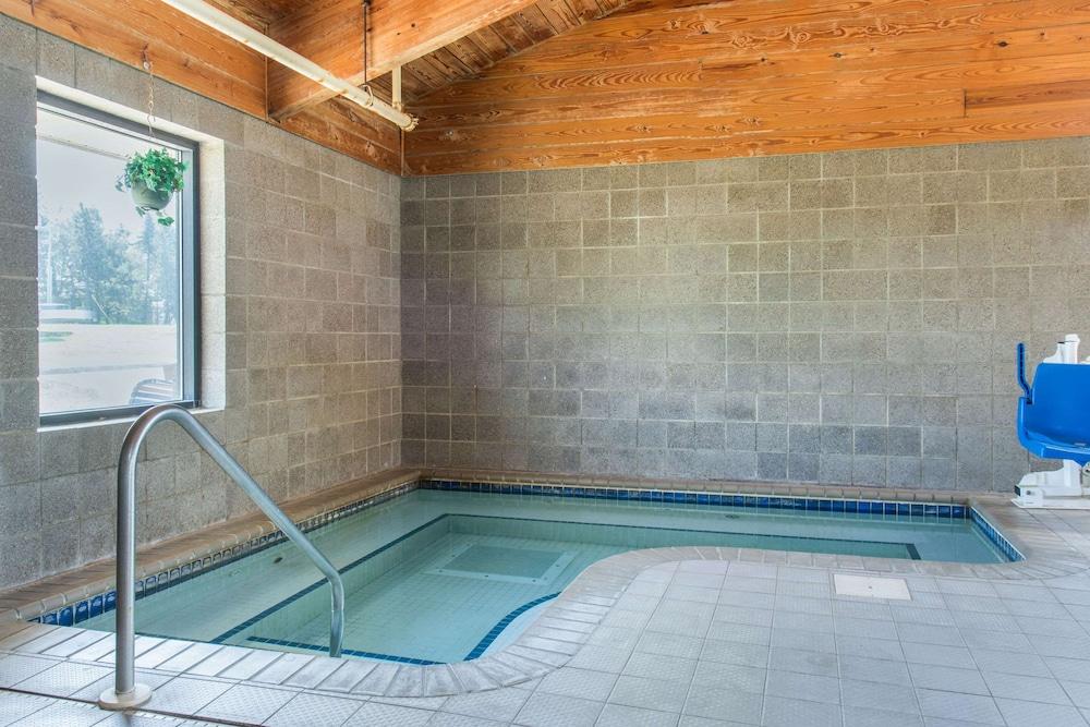 New Prague Inn & Suites photo 60