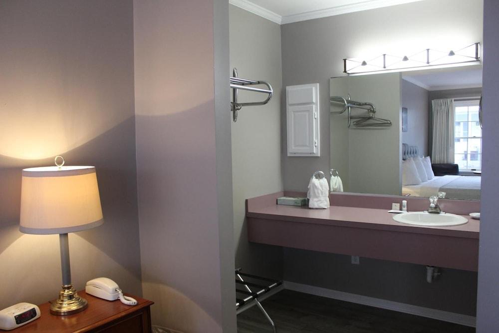 Admiral Motel photo 65