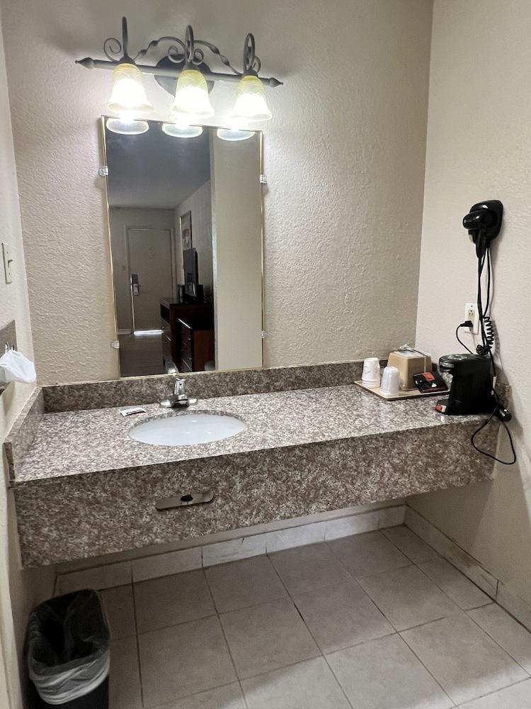 Americas Best Value Inn Edna photo 5