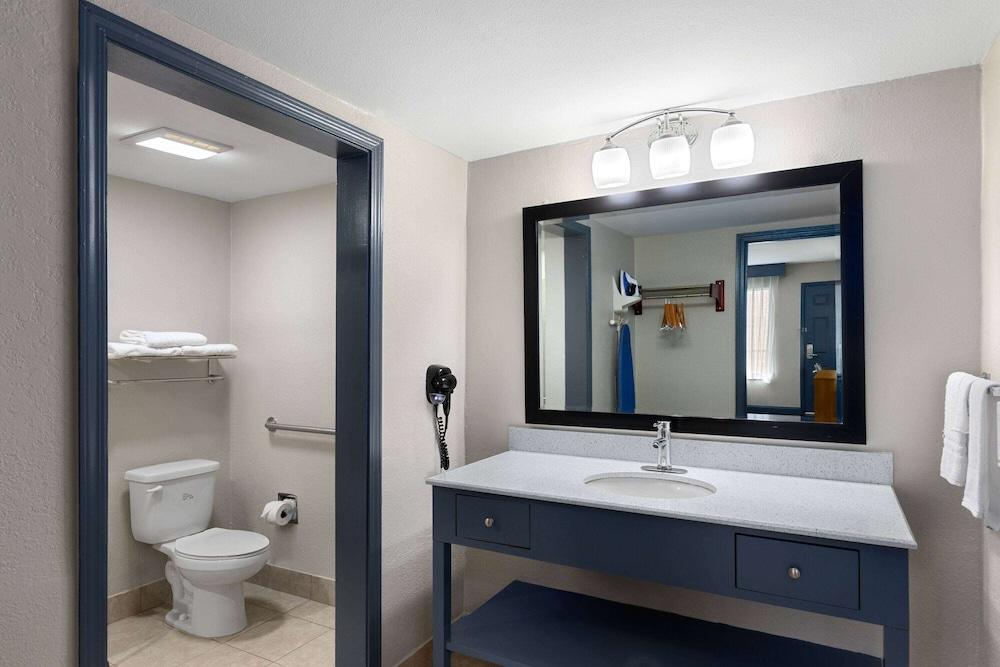 Days Inn by Wyndham Carlisle photo 13