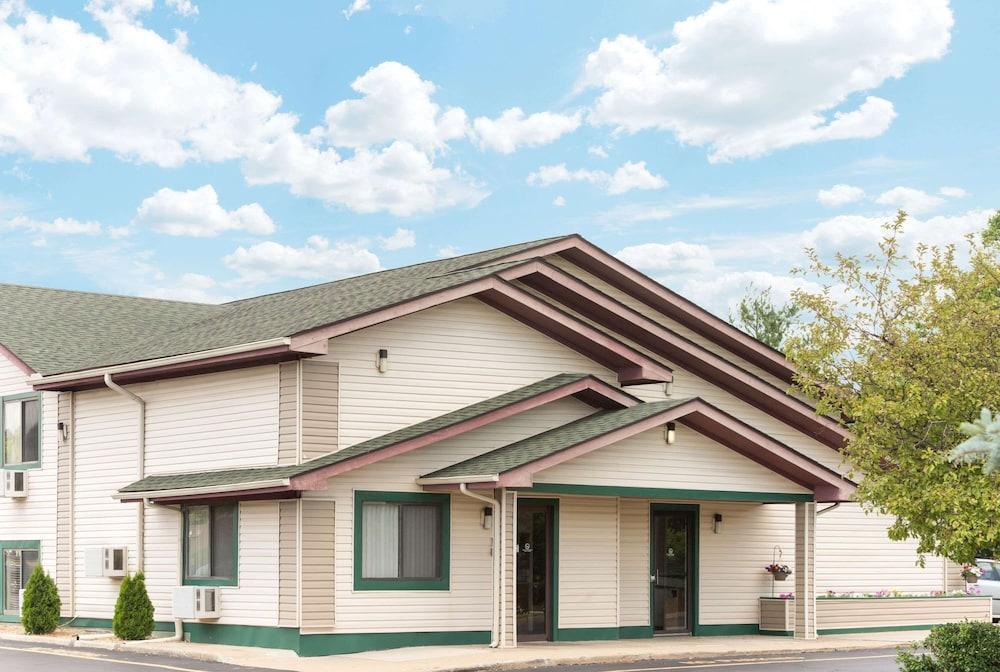 Super 8 by Wyndham Twinsburg/Cleveland Area photo 1