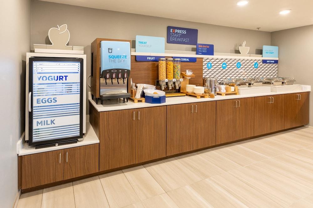 Holiday Inn Express & Suites Englewood Denver South by IHG photo 5