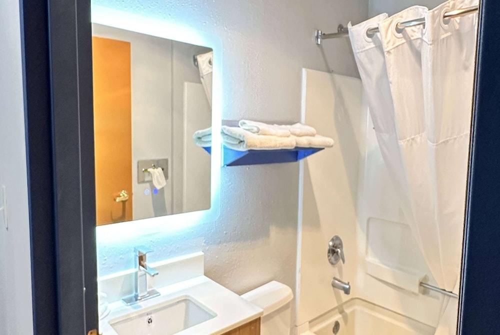 Microtel Inn by Wyndham Gallup photo 30