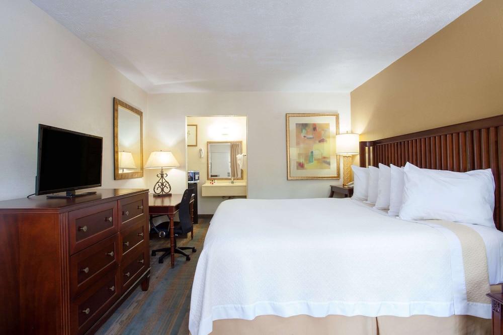 Econo Lodge Daytona Beach - Speedway photo 42