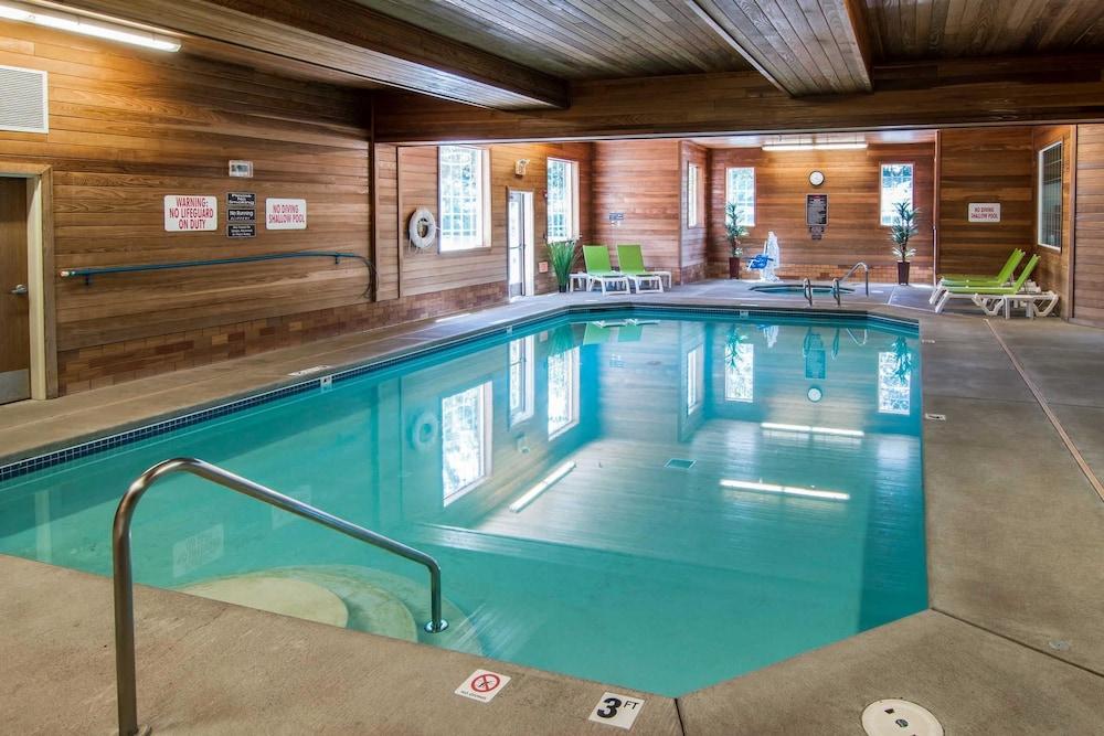 Comfort Suites Linn County photo 17