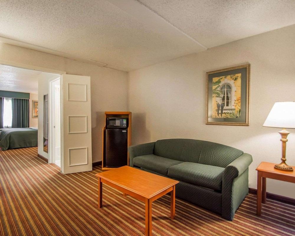 Quality Inn & Suites at Tropicana Field photo 20
