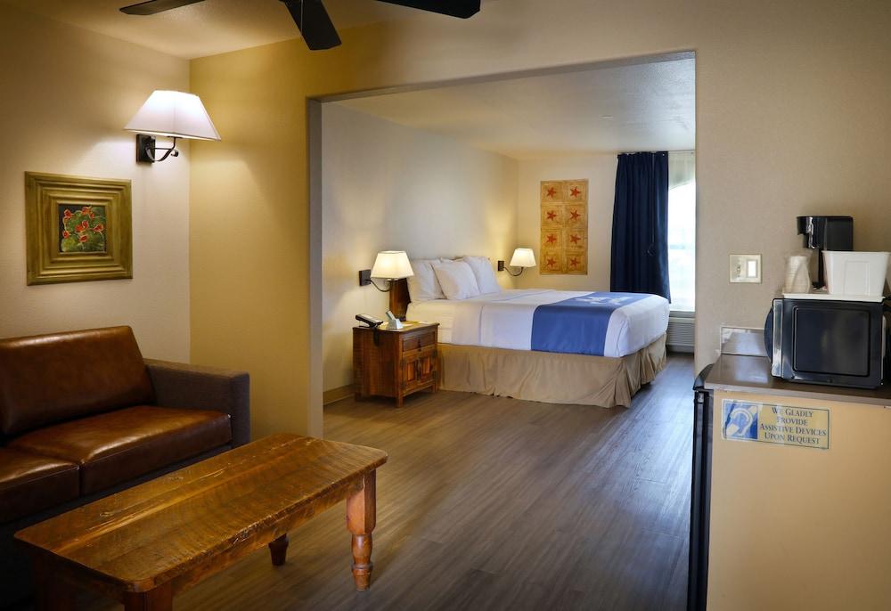 Days Inn & Suites by Wyndham Llano photo 28