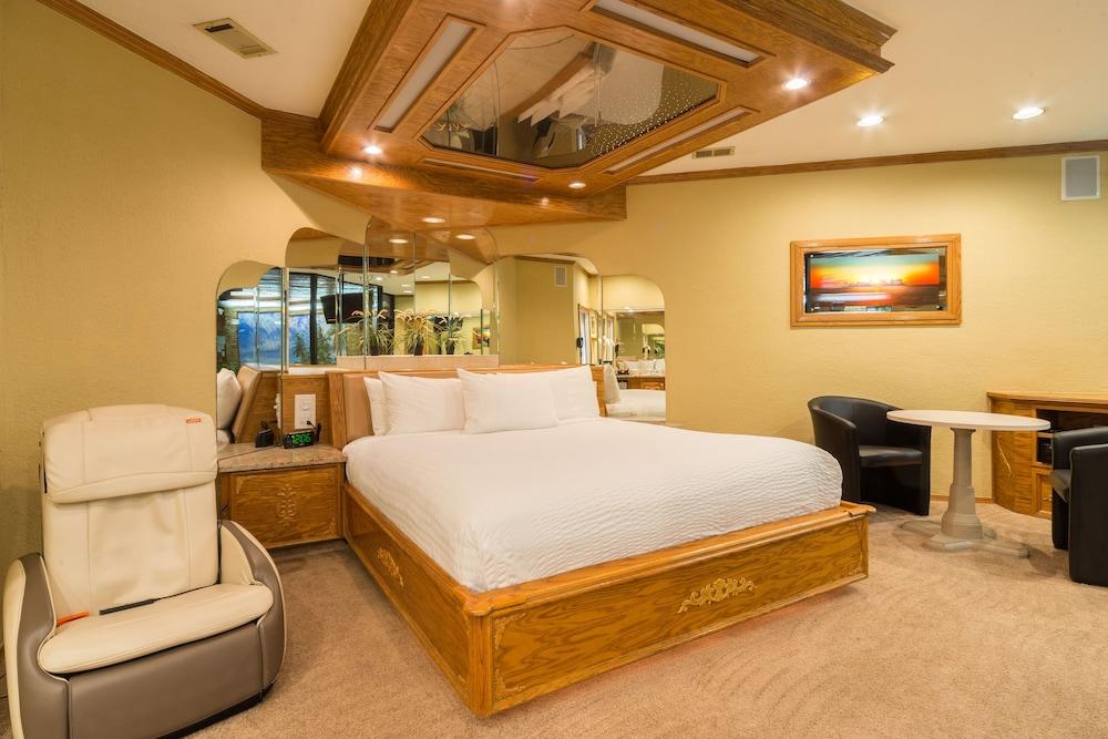 Sybaris Pool Suites Mequon photo 56