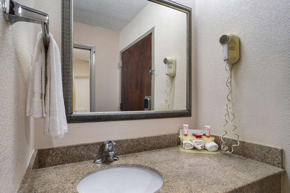 SureStay Plus Hotel by Best Western Tarboro photo 20