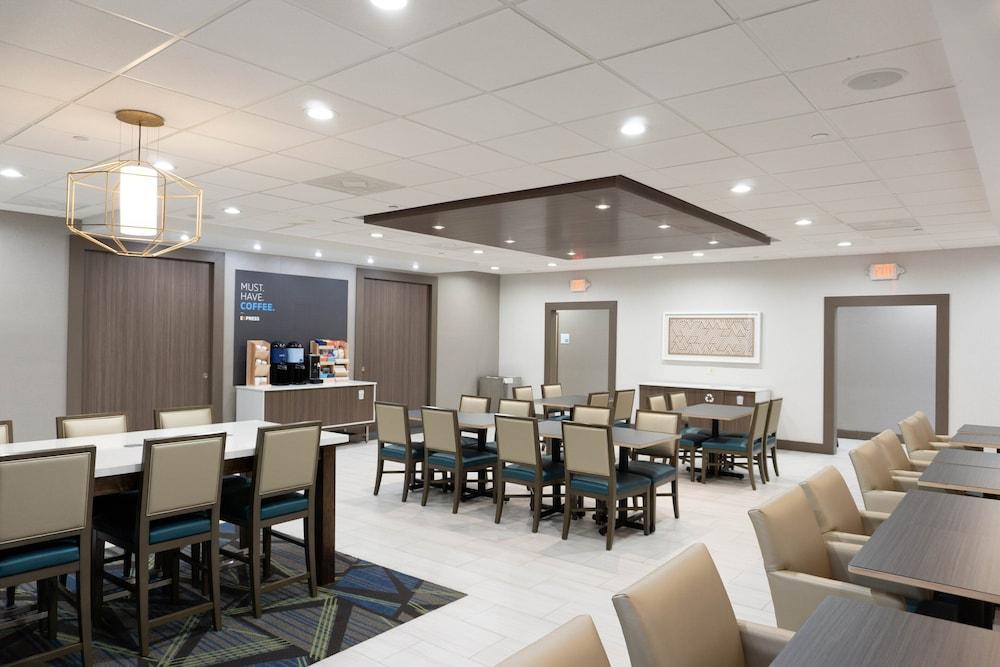 Holiday Inn Express & Suites Los Angeles Downtown West by IHG photo 31