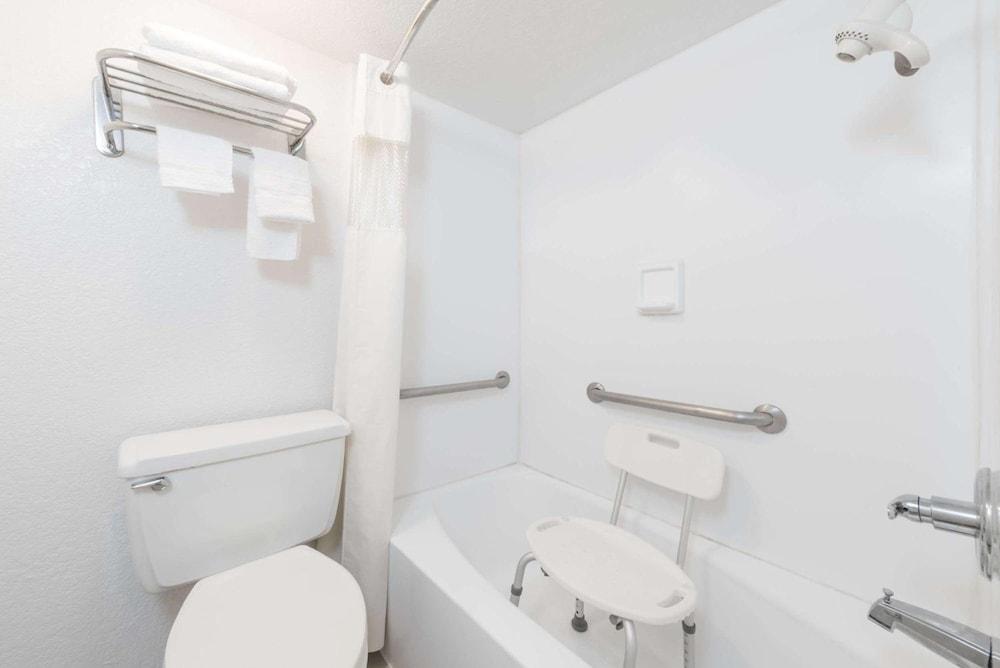 Relax Inn Mineral Wells photo 25