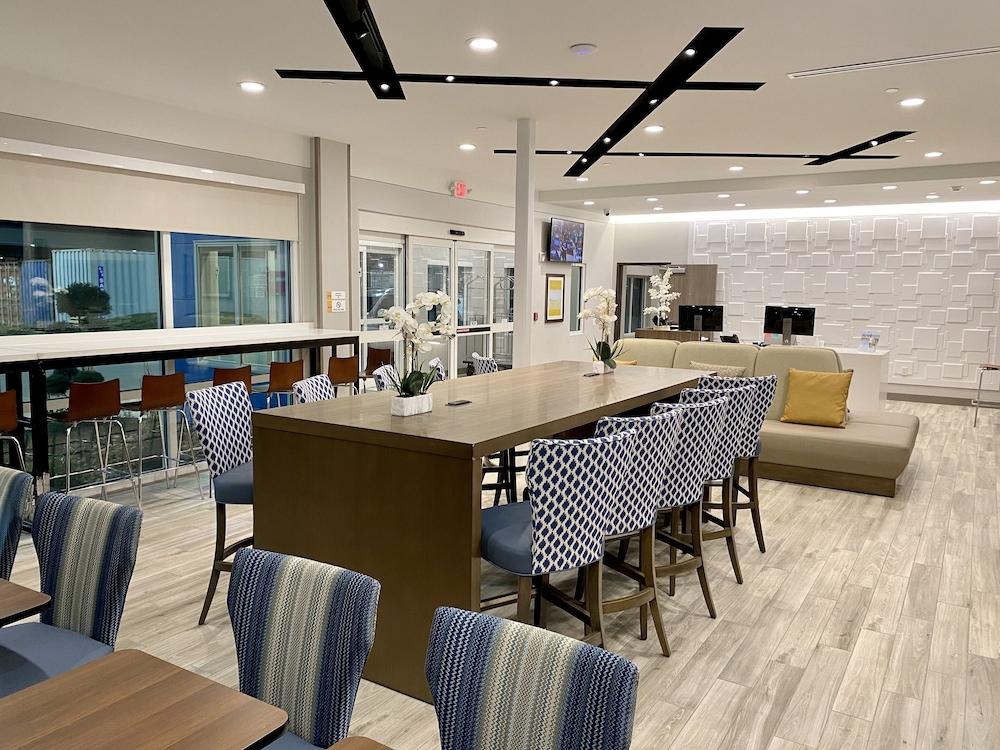 Days Inn & Suites by Wyndham Beaumont West / I-10 & Walden photo 19