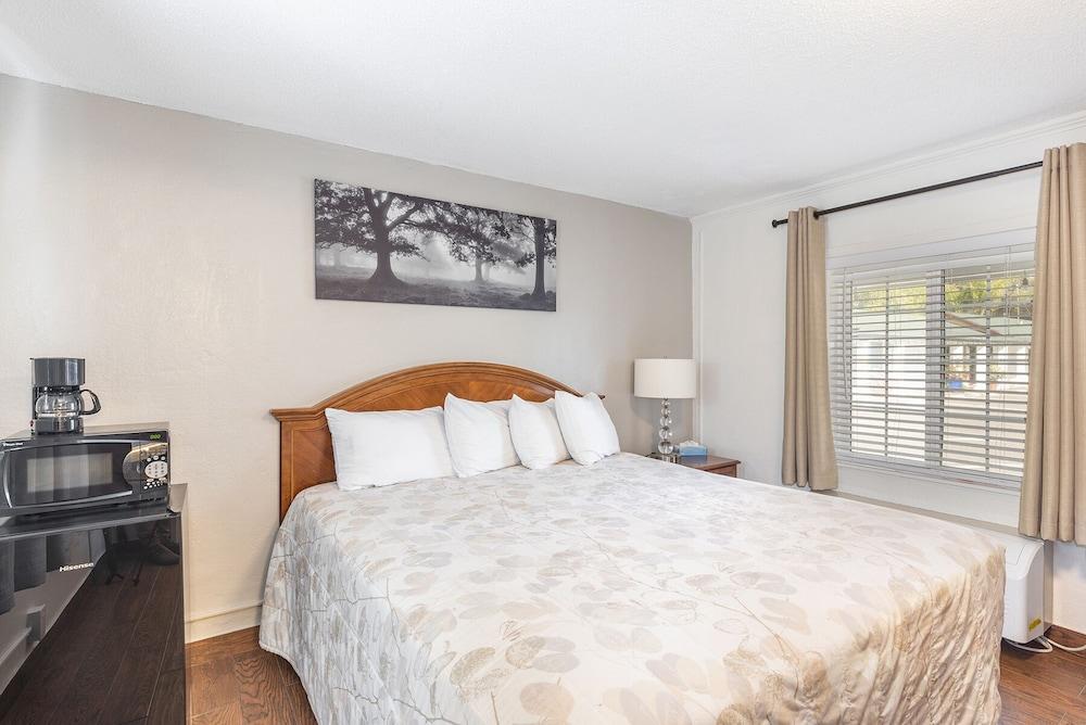 Vineyard Valley Inn photo 9