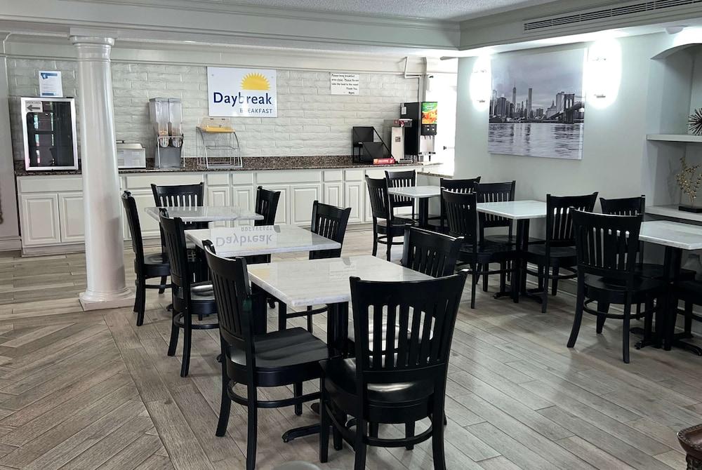 Days Inn by Wyndham Birmingham/West photo 13