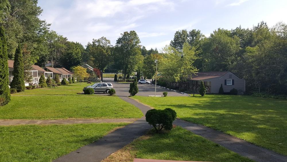 Adirondack Oasis Motel photo 18