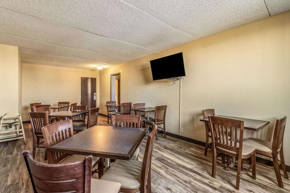 Econo Lodge photo 11