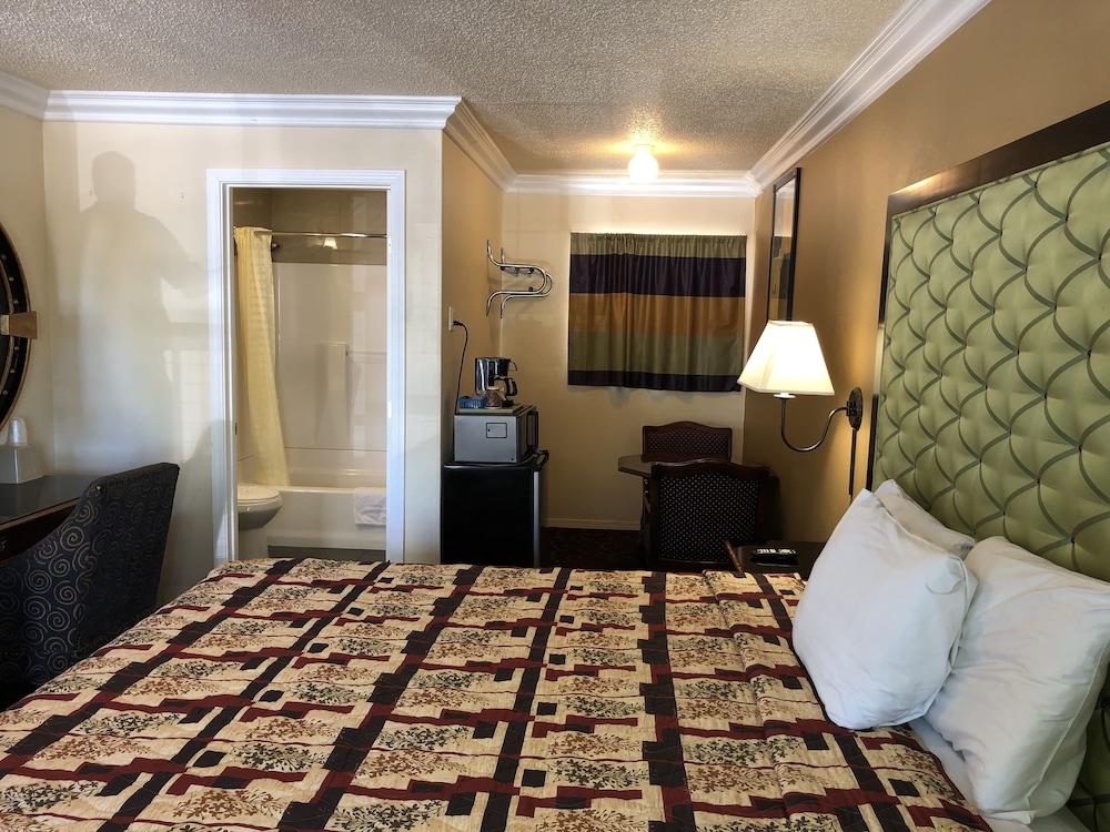 Lamplighter Motel photo 25