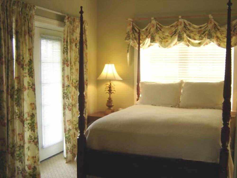 Carriage House Inn photo 13
