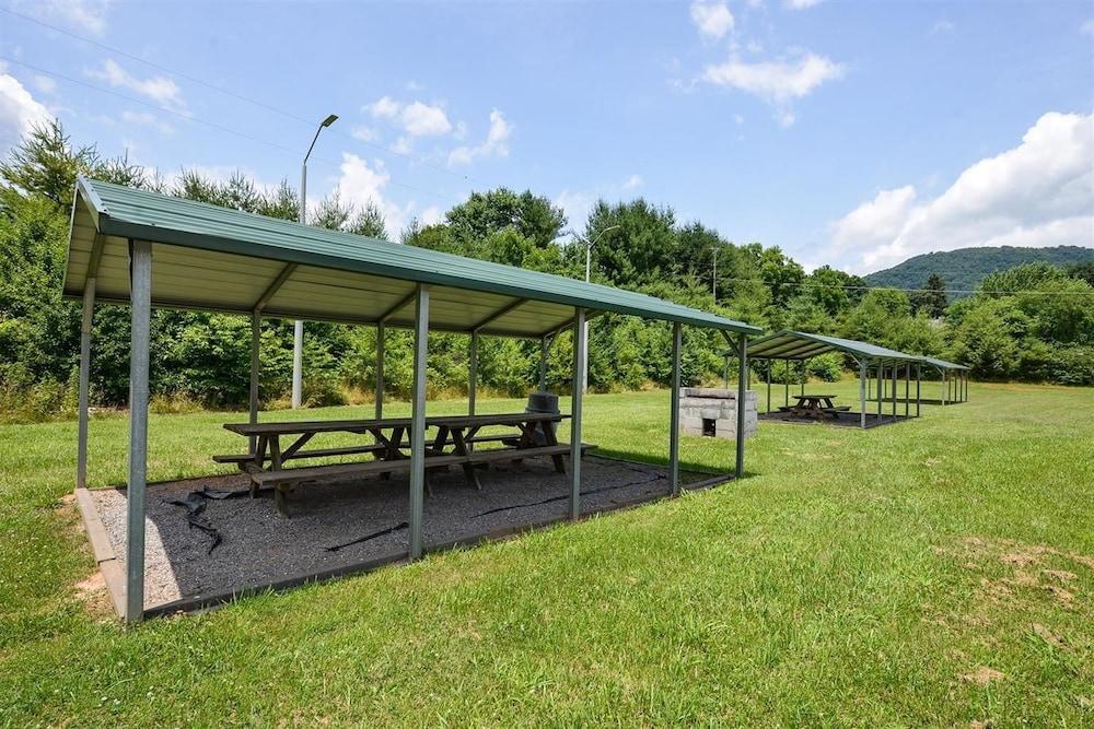 Americas Best Value Inn Canton, NC photo 13