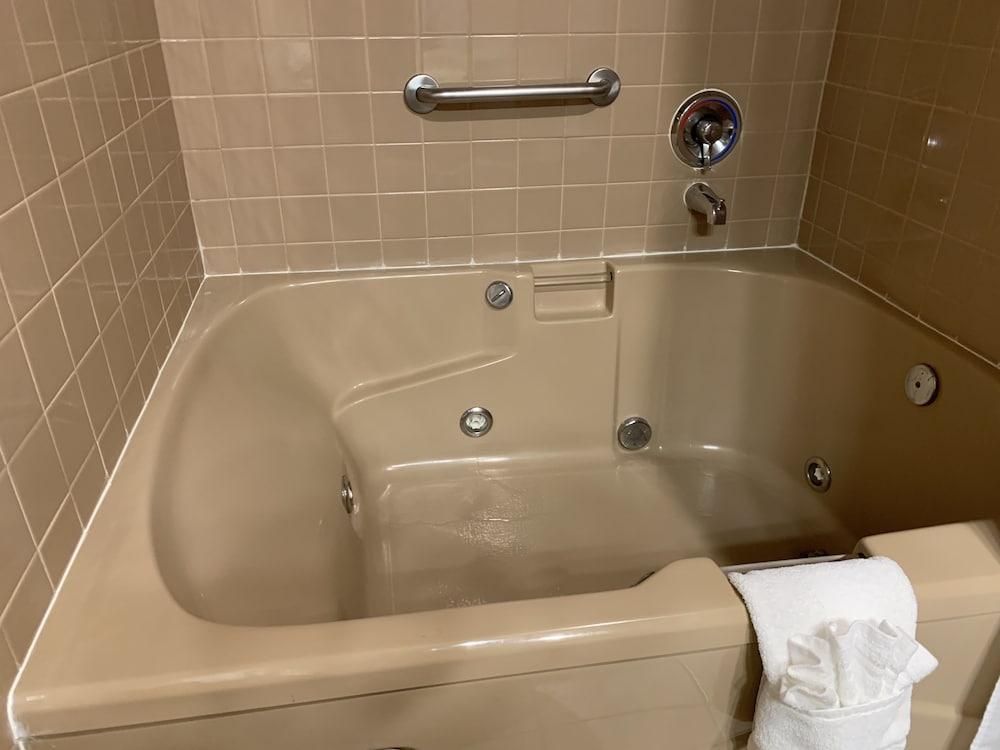 Coachman Inn & Suites photo 50