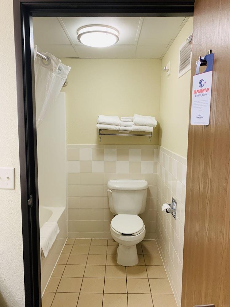 AmericInn by Wyndham Kewanee photo 34