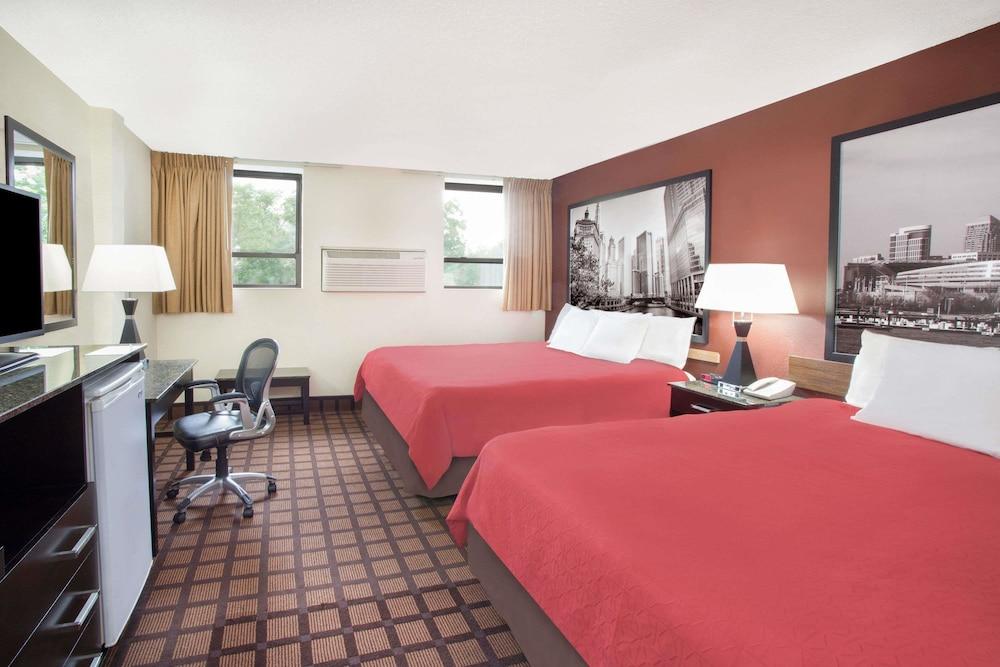 Super 8 by Wyndham Chicago IL photo 4