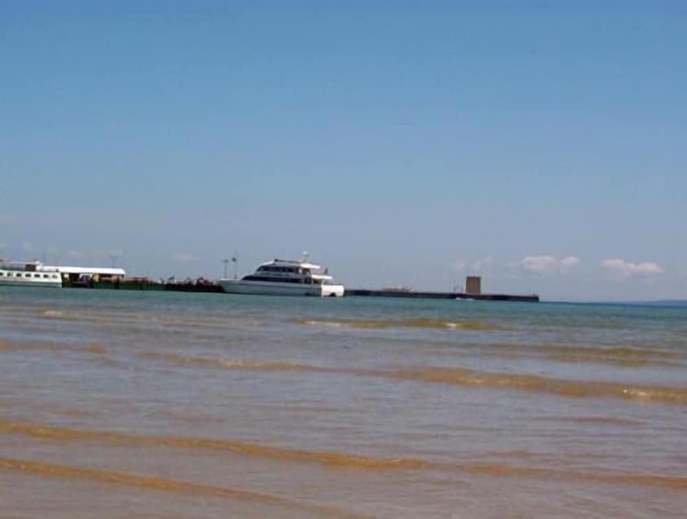 Waterfront Inn - Mackinaw City photo 21