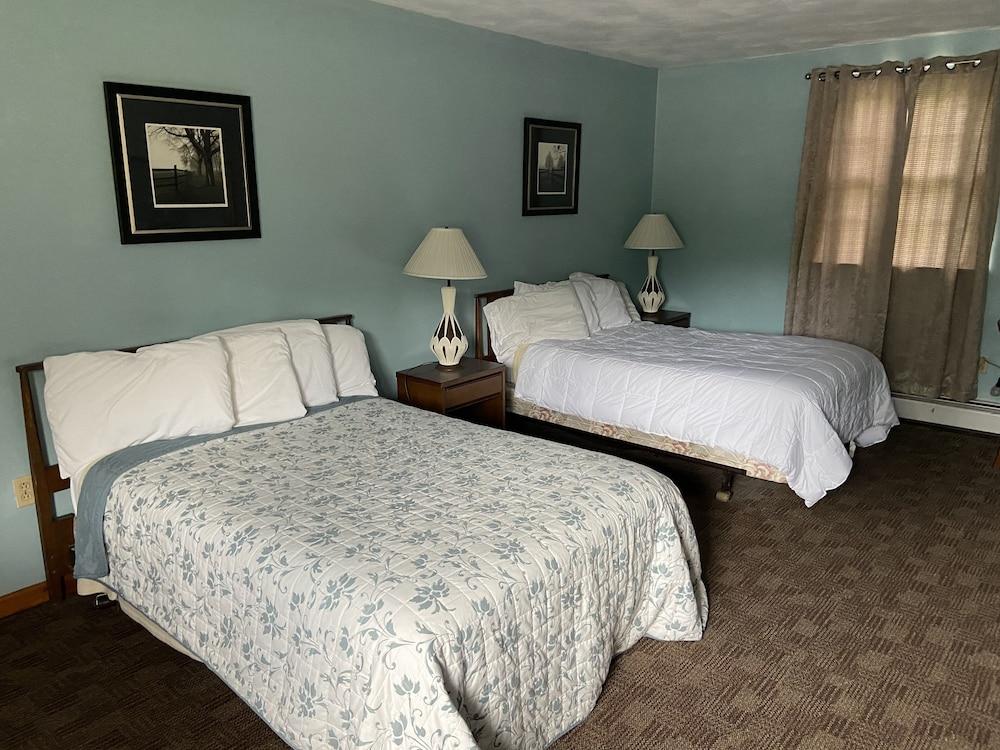 Laurelwood Inn and Steakhouse photo 7
