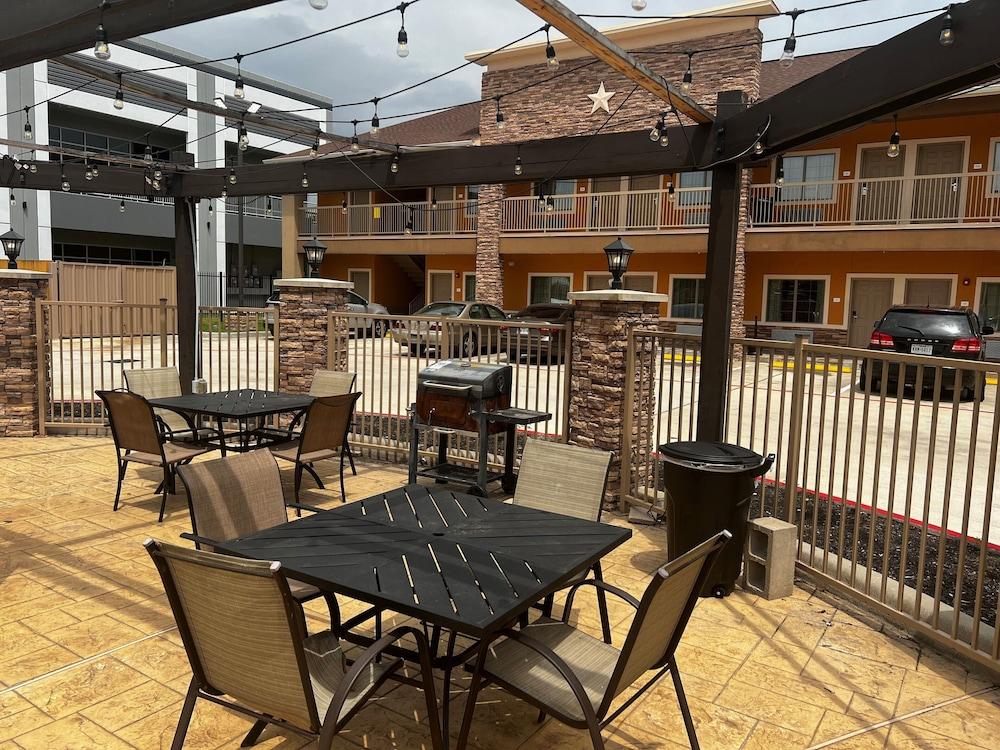 Super 8 by Wyndham Houston Northwest Cypress photo 27