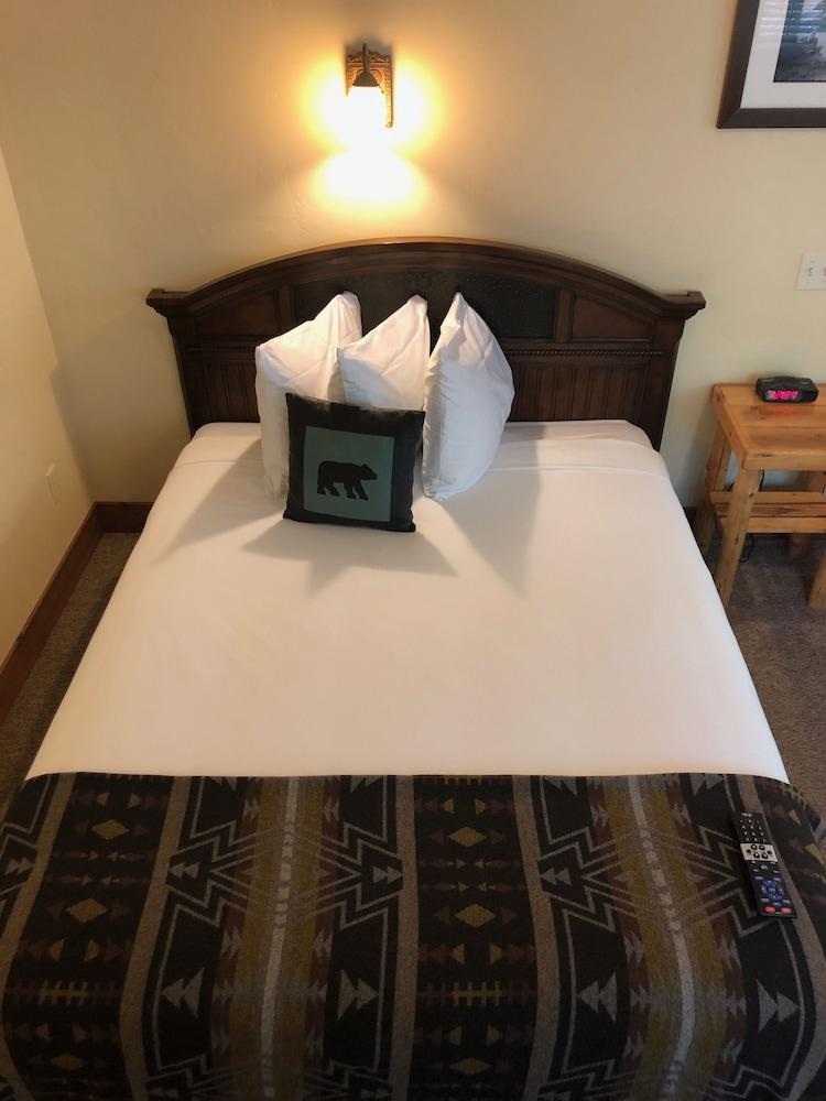 Glacier Guides Lodge photo 11