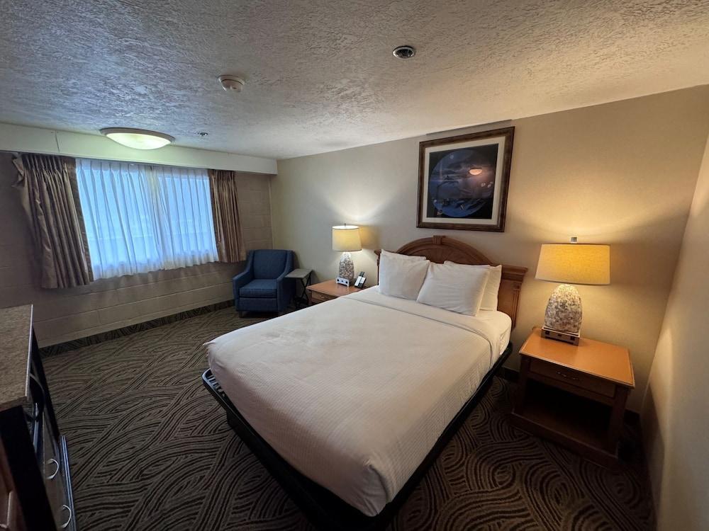 Promenade Inn & Suites Oceanfront photo 13