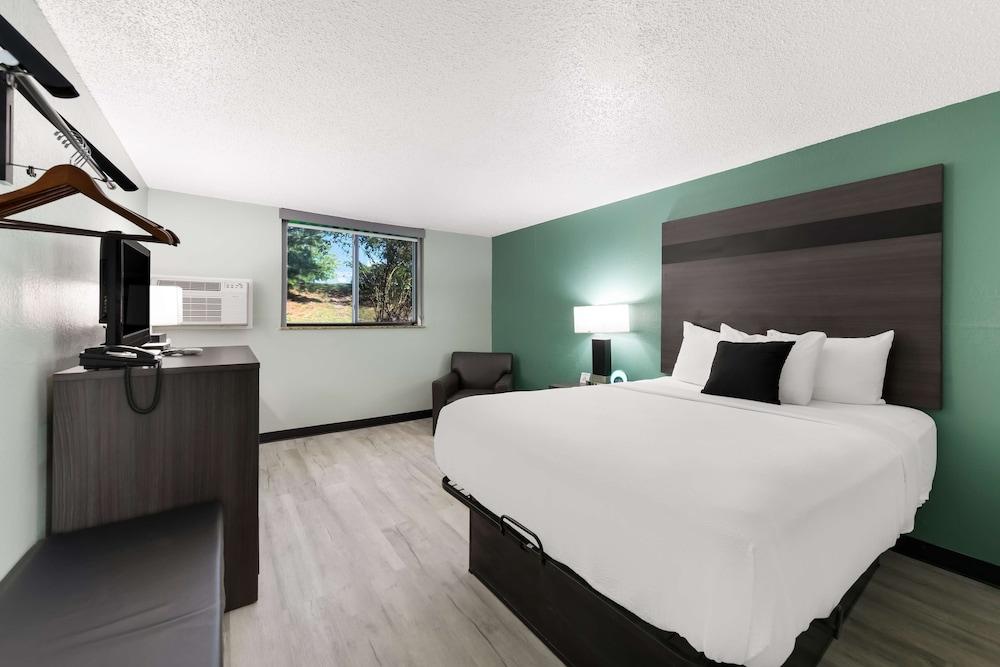 Baymont by Wyndham Liberty MO photo 17