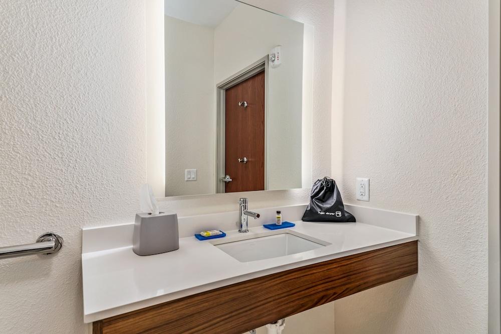 Holiday Inn Express Suites Van Buren-Ft Smith Area by IHG photo 64