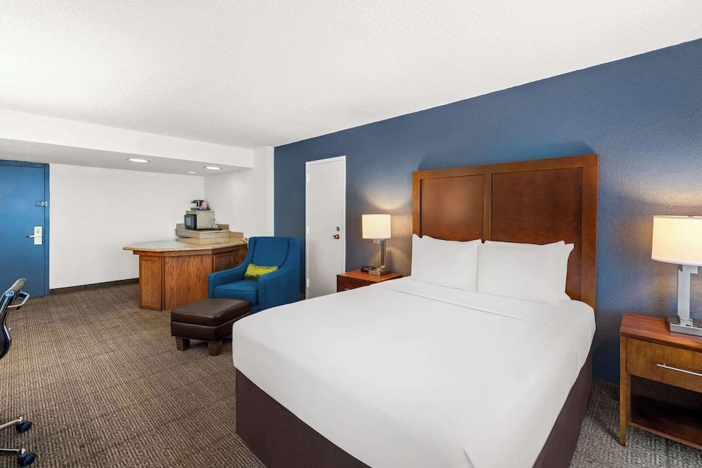 Comfort Inn & Suites Omaha Central photo 7