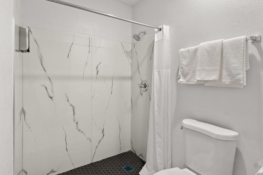 Rodeway Inn Palestine photo 16