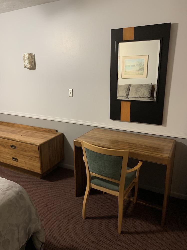 Blue Spruce Motel photo 28