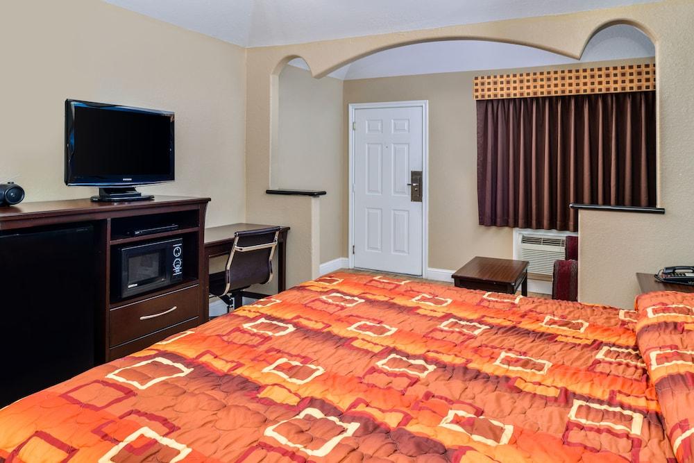 Scottish Inn & Suites Highway 6 South photo 12