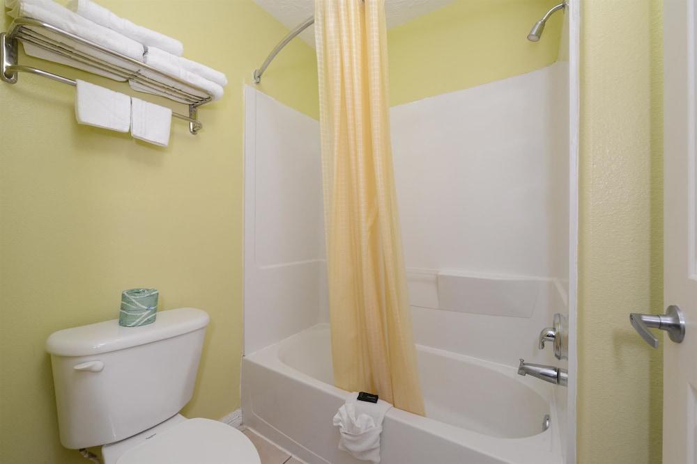 Americas Best Value Inn & Suites Waller Prairie View photo 11