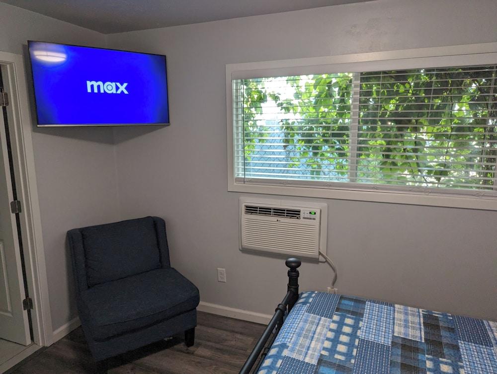 Majestic Rockies Motel photo 15