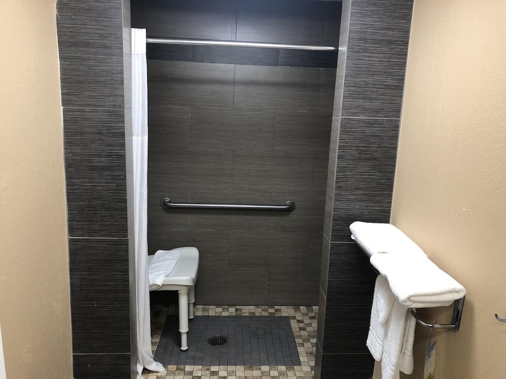 Days Inn by Wyndham Columbus photo 13