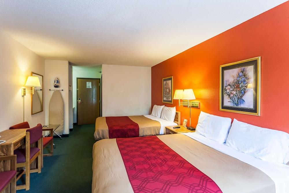 Econo Lodge Lincoln photo 28