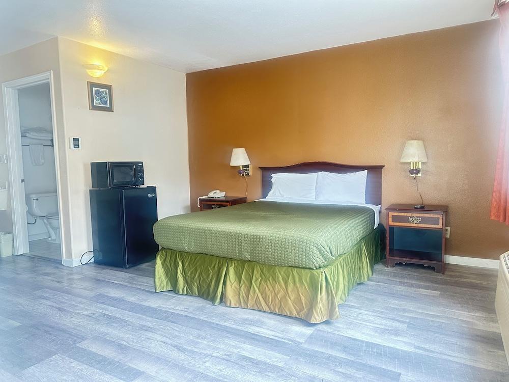 ROYAL INN photo 4