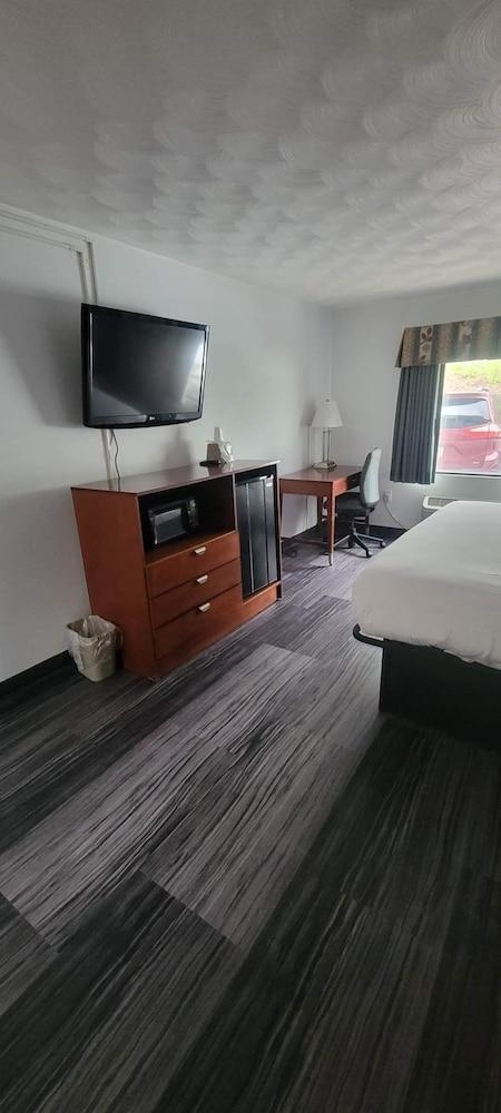 The Royal Inn & Suites photo 6