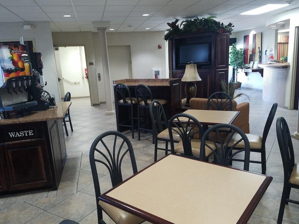 HomeTown Hotel Bryant photo 20