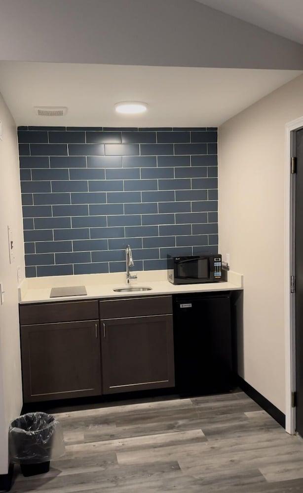 Days Inn & Suites by Wyndham Port Huron photo 18