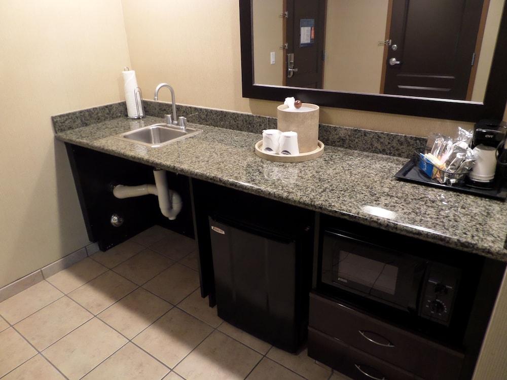 Hampton Inn & Suites Bakersfield/Hwy 58, CA photo 15
