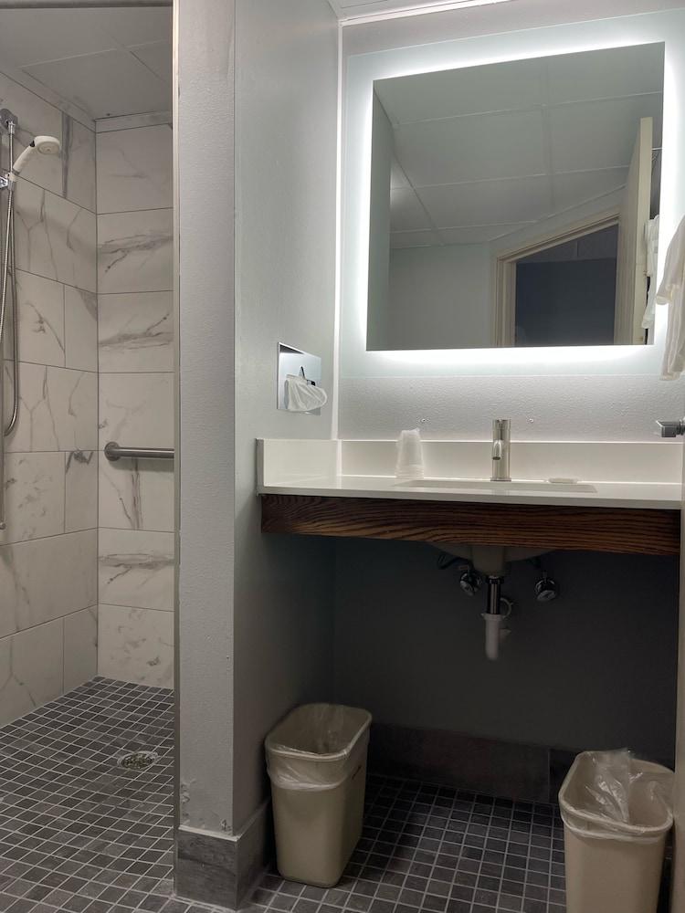 AmericInn by Wyndham Ladysmith photo 12