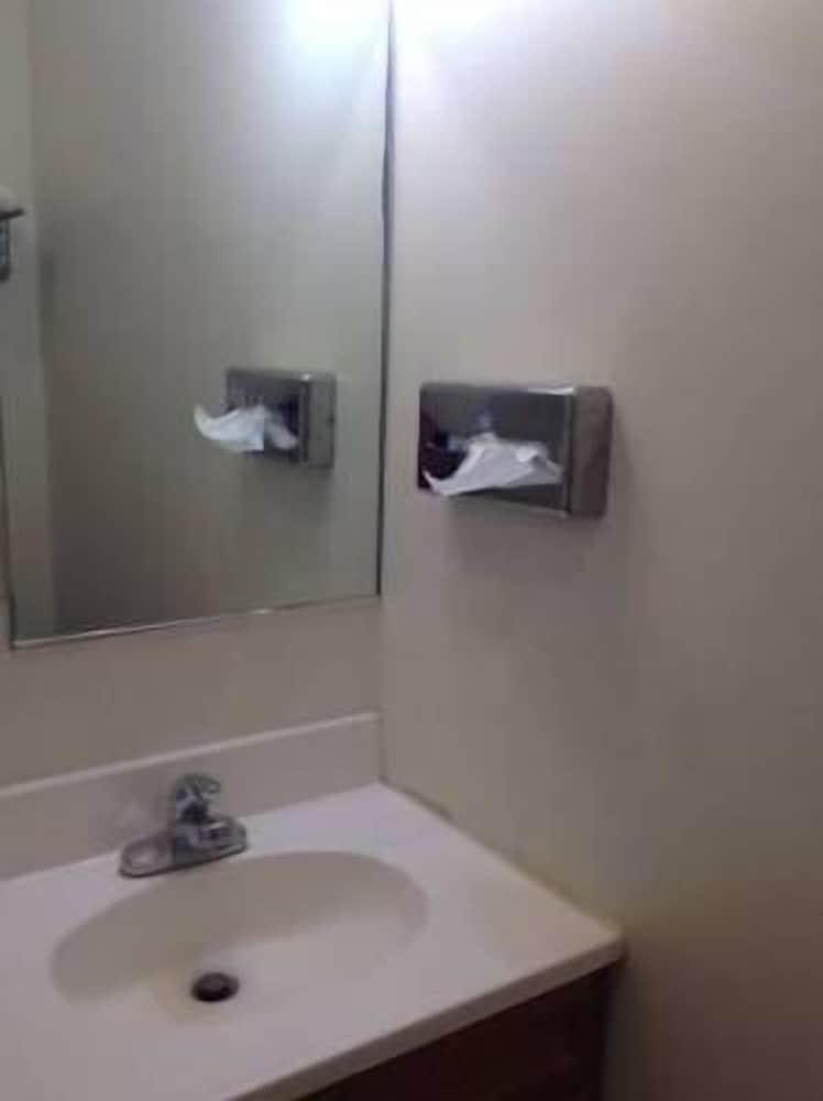 Colonial Village Motel photo 13