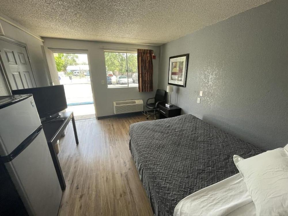 Rodeway Inn Albuquerque West photo 11